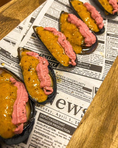 Mejillón marinado en escabeche asiático, con especias y presentación elegante, ideal para un catering gourmet en eventos exclusivos.