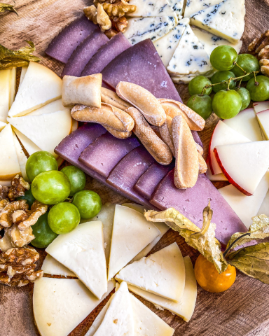 Plato con variedad de quesos del Tineo presentados de manera elegante y gourmet, listos para un evento exclusivo.