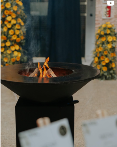 Ofyr encendida en interior | Catering en Valencia Ofyr encendida dentro de un espacio cerrado, lista para asar alimentos y ofrecer una experiencia gourmet en el evento.